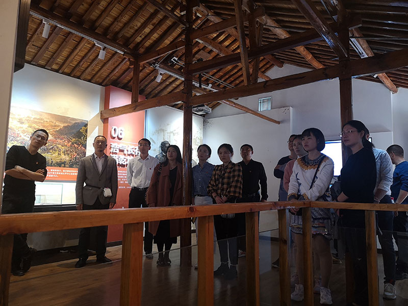 區(qū)城建投黨支部開展革命傳統(tǒng)教育“緬懷先烈、重溫誓詞”主題黨日活動(dòng)